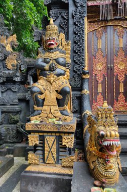 Endonezya 'daki Bali adasındaki koruyucu iblisin geleneksel heykeli..