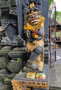 Endonezya 'daki Bali adasındaki koruyucu iblisin geleneksel heykeli..