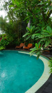 Güneşli bir sabahta Bali 'deki Luxuy Otel Havuzu