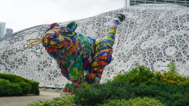 Singapur - 20 Ocak 2025 Singapur Botanik Bahçesi 'nde kedi heykeli