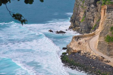 Güneşli bir günde Uluwatu, Bali, Endonezya kıyıları