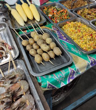 Gili Trawangan gece pazarında taze deniz ürünleri.