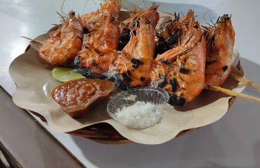 Gili Trawangan gece pazarında taze deniz ürünleri.