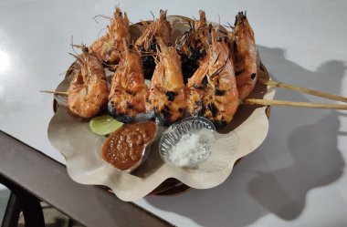 Gili Trawangan gece pazarında taze deniz ürünleri.