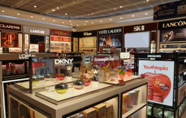 Singapur - 20 Ocak 2025: Changi Havaalanı Terminali 'nde Lotte Duty Free perakende mağazası. Bu Güney Koreli seyahat perakendecisi içkiyi ve tütünü DFS Group 'tan devralıyor..