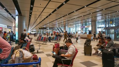Singapur - 20 Ocak 2025: Singapur Changi Havalimanı 'na giden insanlar. Changi Havalimanı Singapur 'un birincil sivil havaalanıdır ve Güneydoğu Asya' nın en büyük ulaşım merkezlerinden biridir..