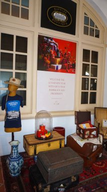 Singapur - 20 Ocak 2025 Singapur 'daki ünlü Raffles Hotel' in hediyelik eşya dükkanı