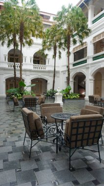 Singapur - 20 Ocak 2025 Singapur 'daki ünlü Raffles Oteli' nin avlusu