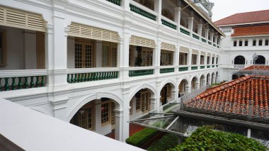 Singapur - 20 Ocak 2025 Singapur 'daki ünlü Raffles Oteli' nin avlusu