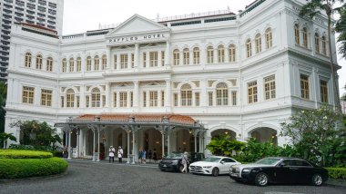 Singapur - 20 Ocak 2025 Singapur 'daki Raffles Oteli. 1899 'da açıldı, Singapur' un kurucusu Sir Stamford Raffles 'ın adını aldı..