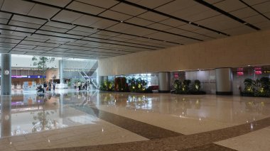 Singapur - 20 Ocak 2025: Singapur Changi Havalimanı 'na giden insanlar. Changi Havalimanı Singapur 'un birincil sivil havaalanıdır ve Güneydoğu Asya' nın en büyük ulaşım merkezlerinden biridir..