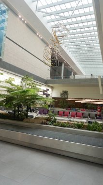 Singapur - 20 Ocak 2025: Singapur Changi Havaalanı. Changi Havalimanı Singapur 'un birincil sivil havaalanıdır ve Güneydoğu Asya' nın en büyük ulaşım merkezlerinden biridir..