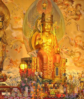 Singapur - 21 Ocak 2025: Çin Mahallesi, Singapur 'da Buda Dişi Kalıntısı Tapınağı' nda İç ve Sunak.