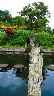 Bali, Endonezya - 14 Temmuz 2024: Endonezya 'daki Su Sarayı Tirta Ganga' da heykel