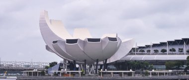 Singapur - 20 Ocak 2025: Sanat Bilimleri Müzesi. Marina Bay Sands 'in ilgi çekici yerlerinden biri. Toplam 6000 metrekarelik bir alana sahip 21 galeri alanı var..