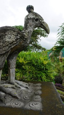 Bali, Endonezya - 14 Temmuz 2024: Endonezya 'daki Su Sarayı Tirta Ganga' da heykel