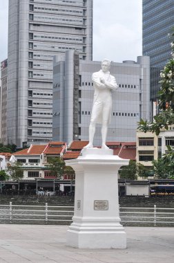 Singapur - 21 Ocak 2025: Singapur nehri yakınlarındaki Sir Stamford Piyango Heykeli