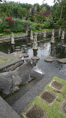 Bali, Endonezya - 14 Temmuz 2024: Endonezya 'daki Su Sarayı Tirta Ganga' da heykel