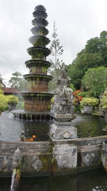 Bali, Endonezya - 14 Temmuz 2024: Endonezya 'daki Su Sarayı Tirta Ganga' da heykel