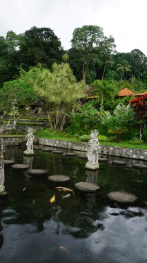 Bali, Endonezya - 14 Temmuz 2024: Endonezya 'daki Su Sarayı Tirta Ganga' da heykel