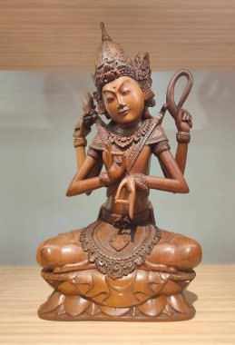 Bali, Endonezya - 18 Ocak 2025: Bali geleneksel tarzında el yapımı ahşap biblolar