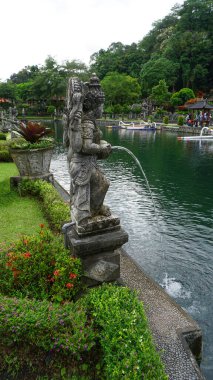 Bali, Endonezya - 14 Temmuz 2024: Endonezya 'daki Su Sarayı Tirta Ganga' da heykel