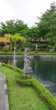 Bali, Endonezya - 14 Temmuz 2024: Endonezya 'daki Su Sarayı Tirta Ganga' da heykel