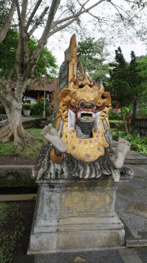 Bali, Endonezya - 14 Temmuz 2024: Endonezya 'daki Su Sarayı Tirta Ganga' da heykel