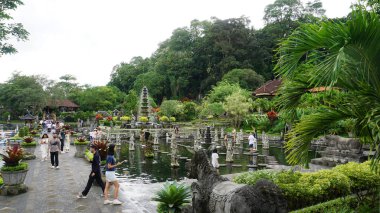 Bali, Endonezya - 14 Temmuz 2024: Endonezya 'daki Su Sarayı Tirta Ganga' ya giden insanlar