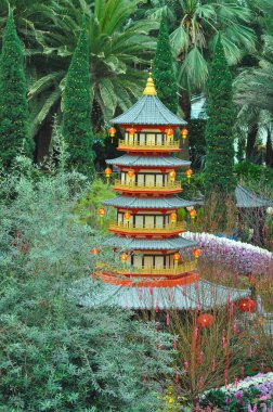 Singapur 'un ikonik çiçek bahçesi, güzel tasarlanmış binalar. Koyun yanındaki Garden 'da bulut ormanı kubbesi.