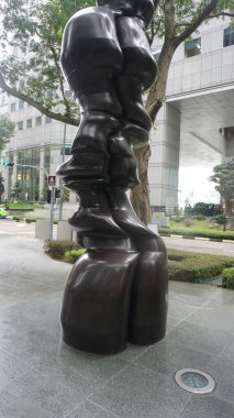Singapur - 21 Ocak 2025: 21 Ocak 2025 Singapur Caddesi 'ndeki modern heykel