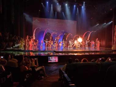 Nusa Dua, Bali . Endonezya - 19 Ocak 2025: Bali, Nusa Dua 'da geleneksel Bali dansının Devdan gösterisi. Endonezya 19 Ocak 2025