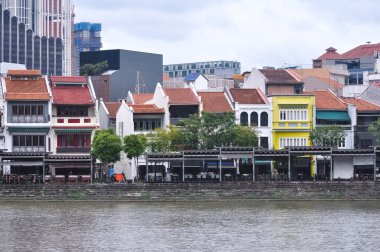 Singapur 'daki Clarke Qua ve Singapur Nehri' nin renkli binaları.