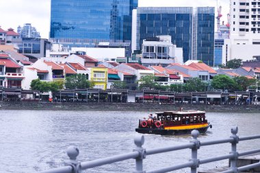Singapur - 20 Ocak 2025: Teknedekiler Clarke Qua ve Singapur Nehri 'nin renkli binalarının yakınındaki cephelerde