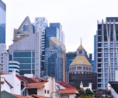Singapur - 20 Ocak 2024: Merkezi Singapur 'da modern iş gökdelenlerinin cam ve gökyüzü manzarası