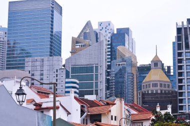 Singapur - 20 Ocak 2024: Merkezi Singapur 'da modern iş gökdelenlerinin cam ve gökyüzü manzarası