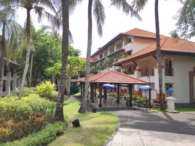 Nusa Dua, Bali, Endonezya - 18 Ocak 2025: Grand Hyatt Bali 'deki tropikal ağaçlar Nusa Dua, Bali, Endonezya.