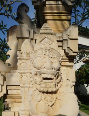 Bali 'deki bir sarayın ya da evin kapısının muhafızlarını simgeleyen taş bir heykel.