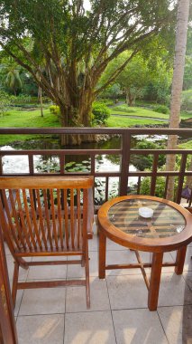 Konforlu ahşap ev balkonunda tropik ağaçlar, Bali, Endonezya