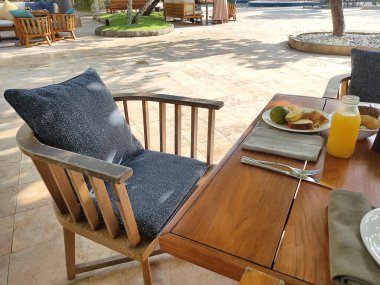 Asya 'da kahvaltı masası. Krep, sandviç, kahve, meyve suyu, salata, taze meyve. Güneşli bir Bali 'de sağlıklı, lezzetli yemekler.