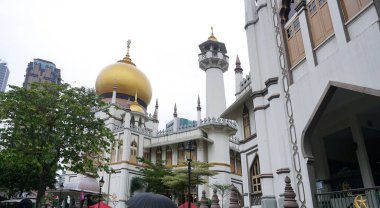 Kampong Glam 'daki Muscat Caddesi' ndeki Mescid Sultan veya Sultan Camii 'nin ana manzarası. Singapur 'un Müslüman mahallesi veya Arap mahallesi Asya' nın popüler bir turizm beldesidir..