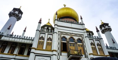 Kampong Glam 'daki Muscat Caddesi' ndeki Mescid Sultan veya Sultan Camii 'nin ana manzarası. Singapur 'un Müslüman mahallesi veya Arap mahallesi Asya' nın popüler bir turizm beldesidir..
