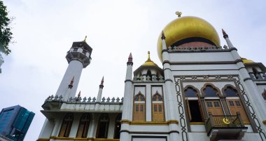 Kampong Glam 'daki Muscat Caddesi' ndeki Mescid Sultan veya Sultan Camii 'nin ana manzarası. Singapur 'un Müslüman mahallesi veya Arap mahallesi Asya' nın popüler bir turizm beldesidir..