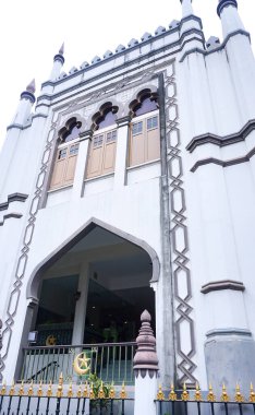 Singapur - 21 Ocak 2025: Kampong Glam 'daki Muscat Caddesi' ndeki Mescidi Sultan Camii. Singapur 'un Müslüman mahallesi veya Arap mahallesi Asya' nın popüler bir turizm beldesidir..