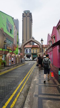 Singapur - 21 Ocak 2025: İnsanlar 21 Ocak 2025 'te Singapur' da Arap Mahallesi veya Kampong Glam sokaklarına çıkıyorlar. Arap Mahallesi, Singapur 'un en eski tarihi alışveriş merkezidir.