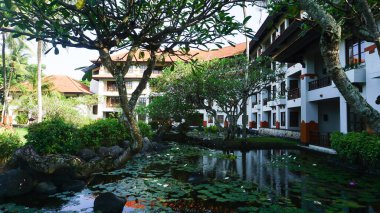 Nusa Dua, Bali, Endonezya - 18 Ocak 2025: Nusa Dua, Bali, Endonezya 'daki Grand Hyatt Bali tatil beldesinde tropikal ağaçlı lotus havuzu veya laguna.