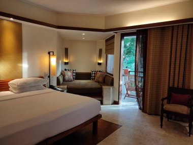 Nusa Dua, Bali, Endonezya - 18 Ocak 2025: Nusa Dua, Bali, Endonezya 'daki Grand Hyatt Bali tatil beldesinde iç güzelliği olan otel odası.