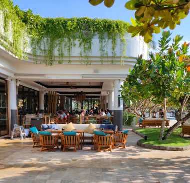 Nusa Dua, Bali, Endonezya - 18 Ocak 2025: Nusa Dua, Bali, Endonezya 'daki Grand Hyatt Bali tatil beldesinde dinlenen insanlar