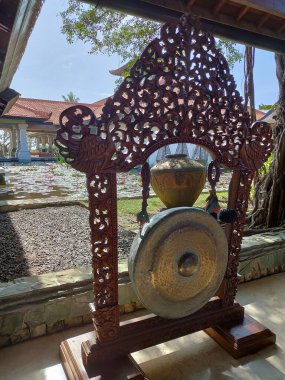Nusa Dua, Bali, Endonezya - 18 Ocak 2025: Nusa Dua, Bali, Endonezya 'daki Grand Hyatt Bali tatil beldesinde tropikal ağaçlı lotus havuzu veya laguna.