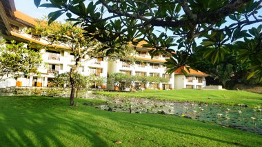 Nusa Dua, Bali, Endonezya - 18 Ocak 2025: Nusa Dua, Bali, Endonezya 'daki Grand Hyatt Bali tatil beldesinde tropikal ağaçlı lotus havuzu veya laguna.